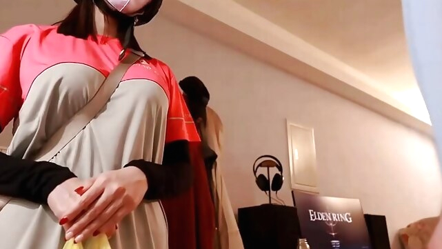 The female delivery man meets a guy who has no money, how does he pay for the takeaway? xxx asian video