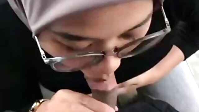 Awek Tudung Hisap Batang Boyfriend xxx blowjob video